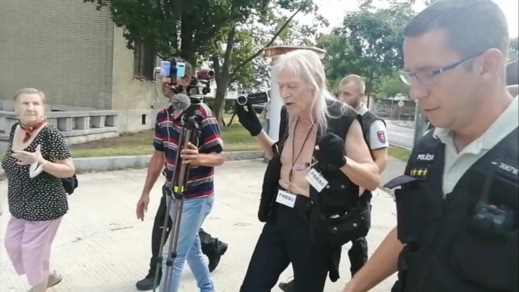 Pred miestom protestu sa objavil aj youtuber Rudolf Vaský, z miesta ho odviedli policajti.