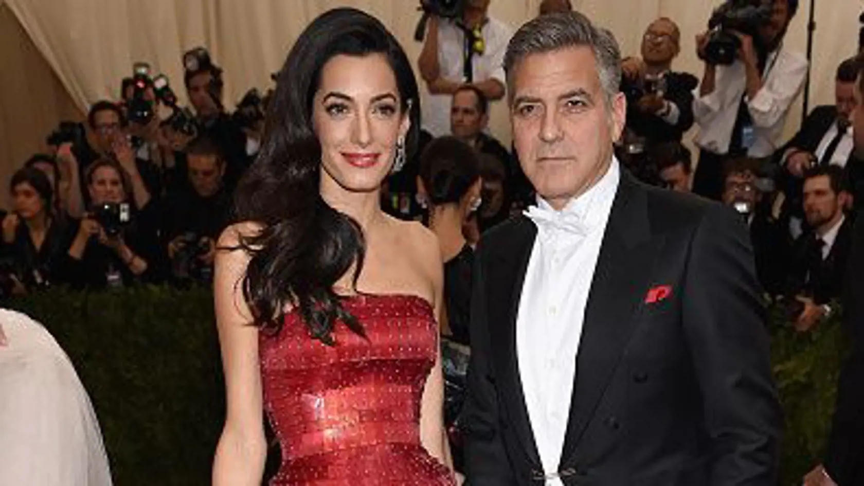 Amal Alamuddin a George Clooney, Amal je v róbe John Galiano pre Maison Margiela 