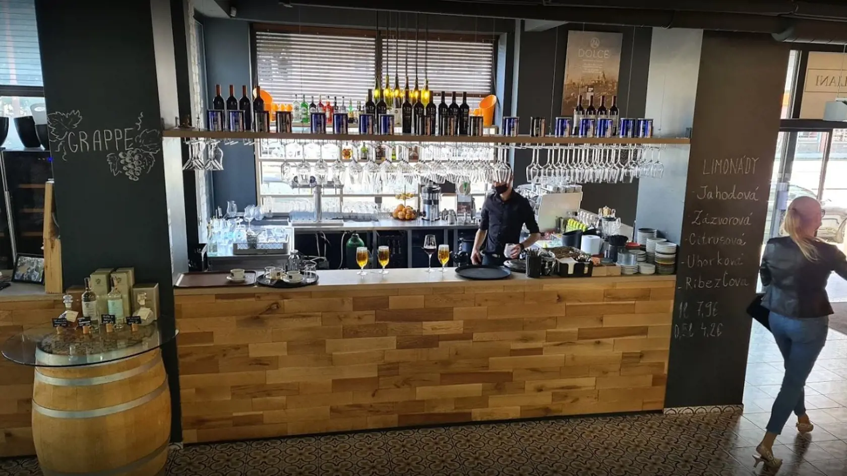 Z barmanov a čašníkov budú od štvrtka šoféri.