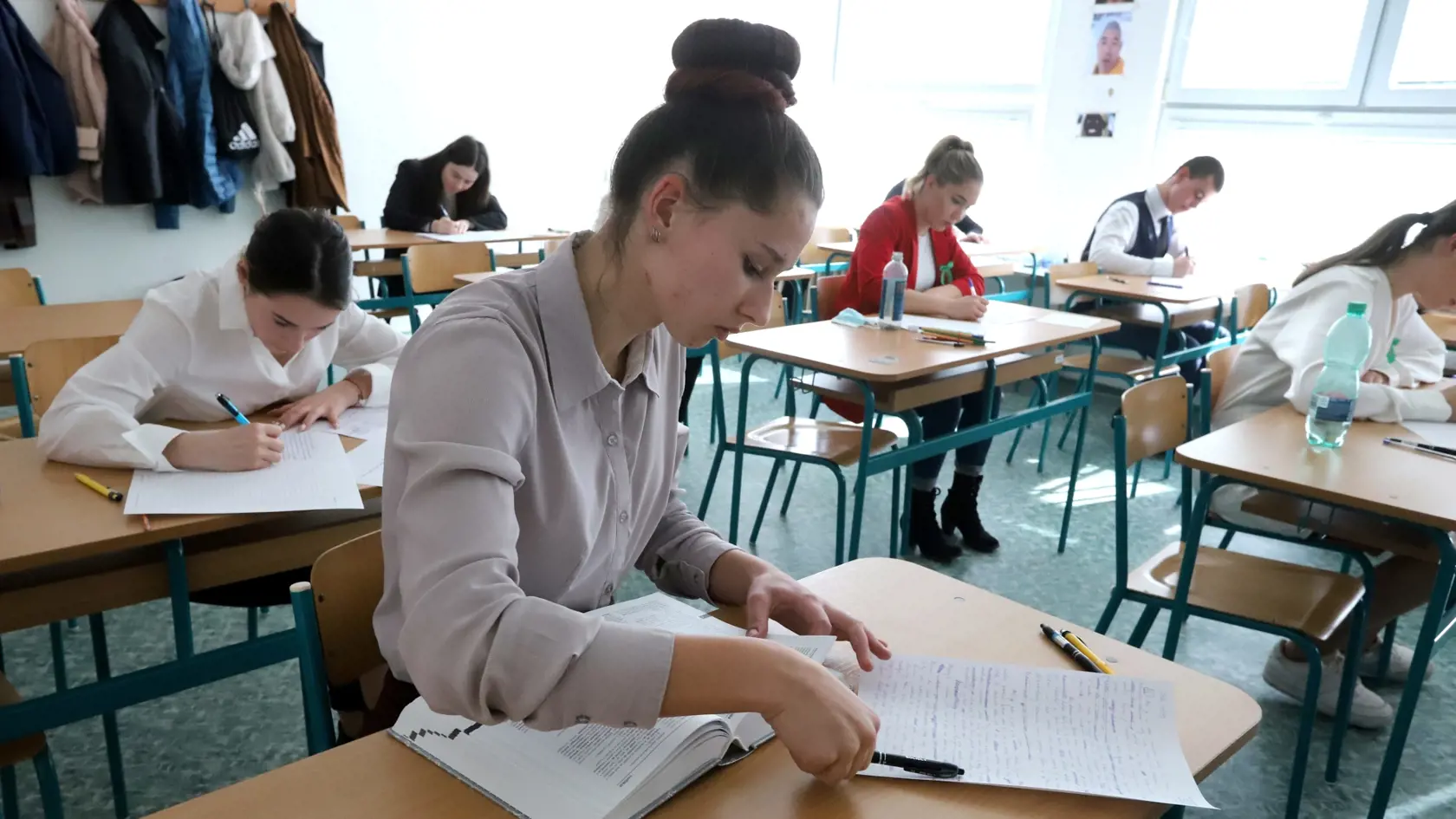 Viac ako 40.300 maturantov zo 684 stredných škôl čakajú od utorka písomné maturity. Do 18. marca budú overovať ich vedomosti zo slovenského jazyka a literatúry, cudzieho jazyka, matematiky a v prípade žiakov maďarskej a ukrajinskej národnosti aj z ich materinského jazyka. Na snímke maturanti počas slohovej práce zo slovenského jazyka a literatúry na Gymnáziu Ľudovíta Štúra vo Zvolene 15. marca 2022. FOTO TASR - Ján Krošlák