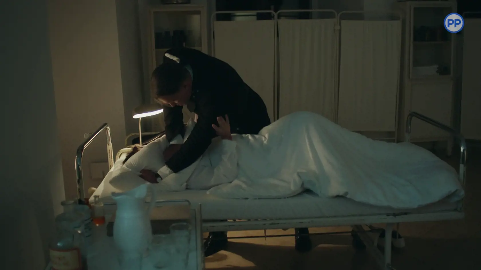 Walter schmatol vankúš a Wolfiho začak dusiť.
