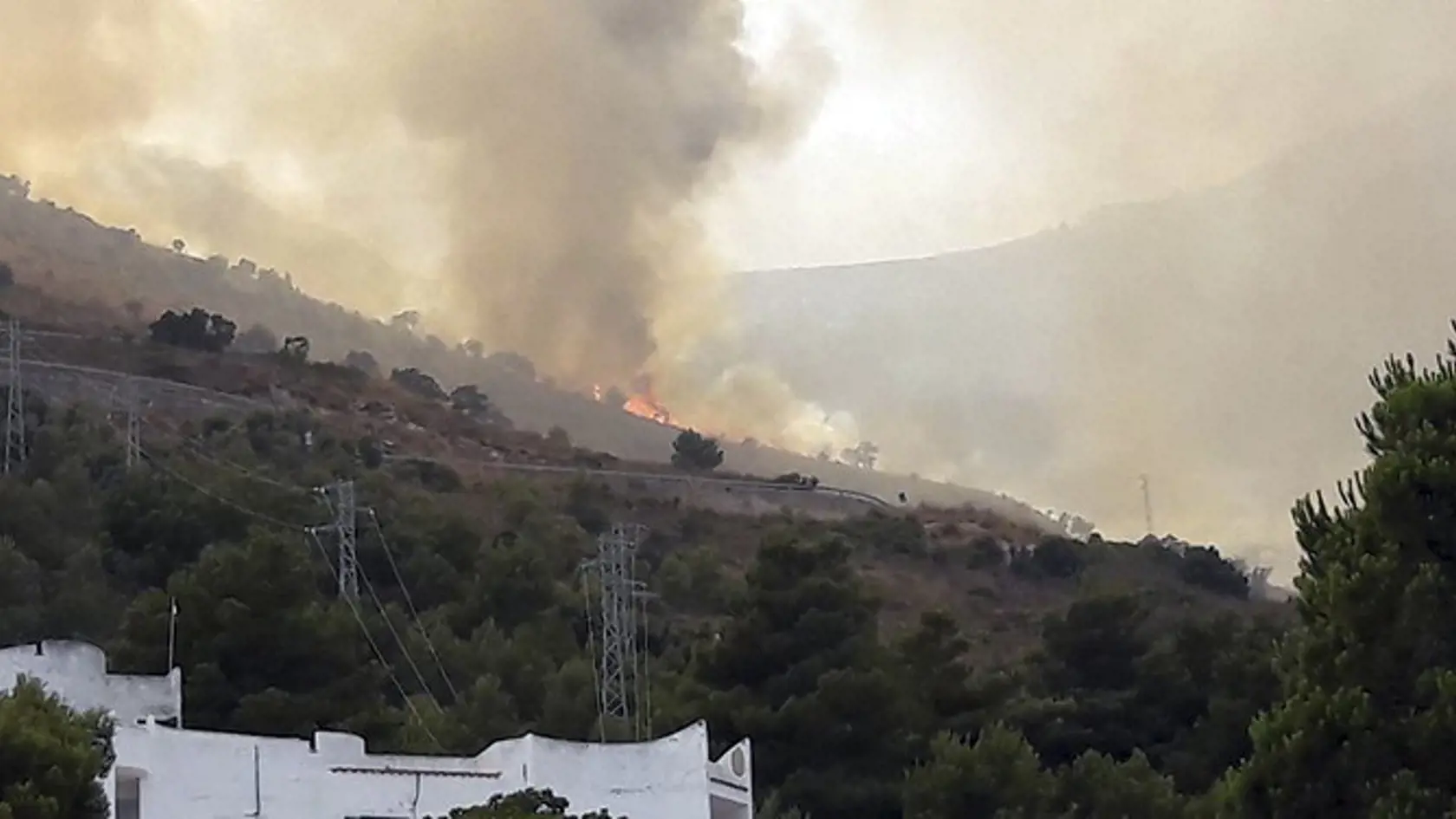 Pohľad na lesný požiar v blízkosti talianskeho turistického strediska San Vito lo Capo na Sicílii.