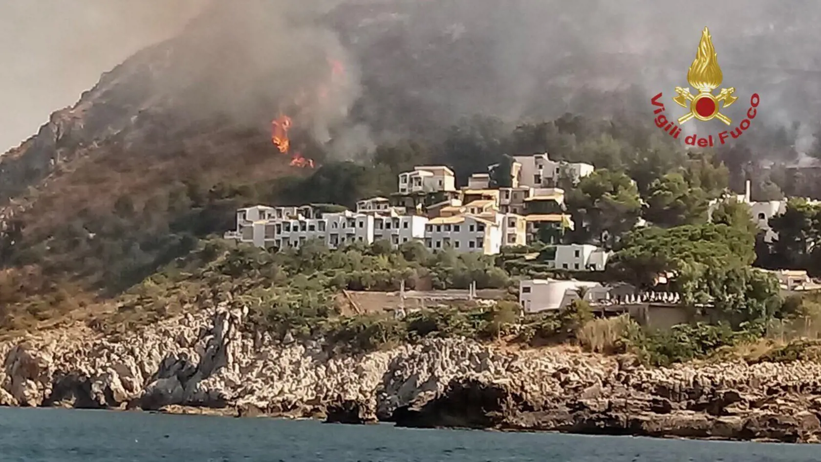 Pohľad na lesný požiar v blízkosti talianskeho turistického strediska San Vito lo Capo na Sicílii.