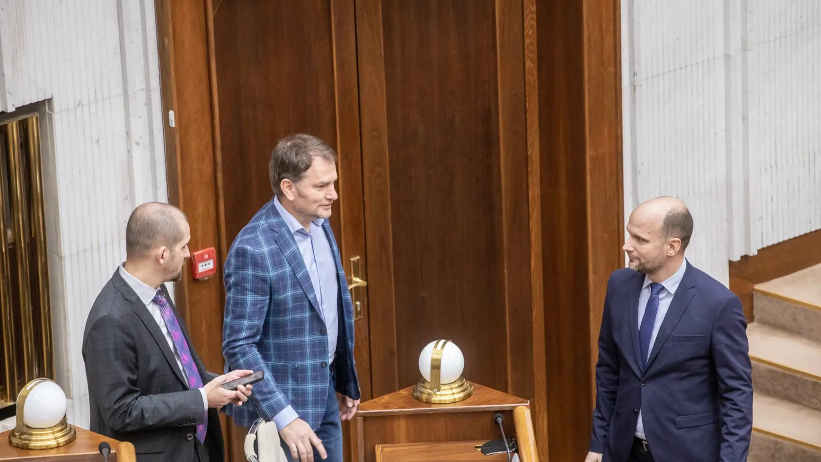 Na snímke je Parlament NR SR, ktorý ani na druhý pokus neotvoril mimoriadnu schôdzu k termínu predčasných volieb v júni. Robert Fico chcel zmeniť termín predčasných parlamentných volieb z 30. septembra na 24. júna. Na fotke je bývalý minister financií SR a predseda hnutia OĽANO Igor Matovič. 

