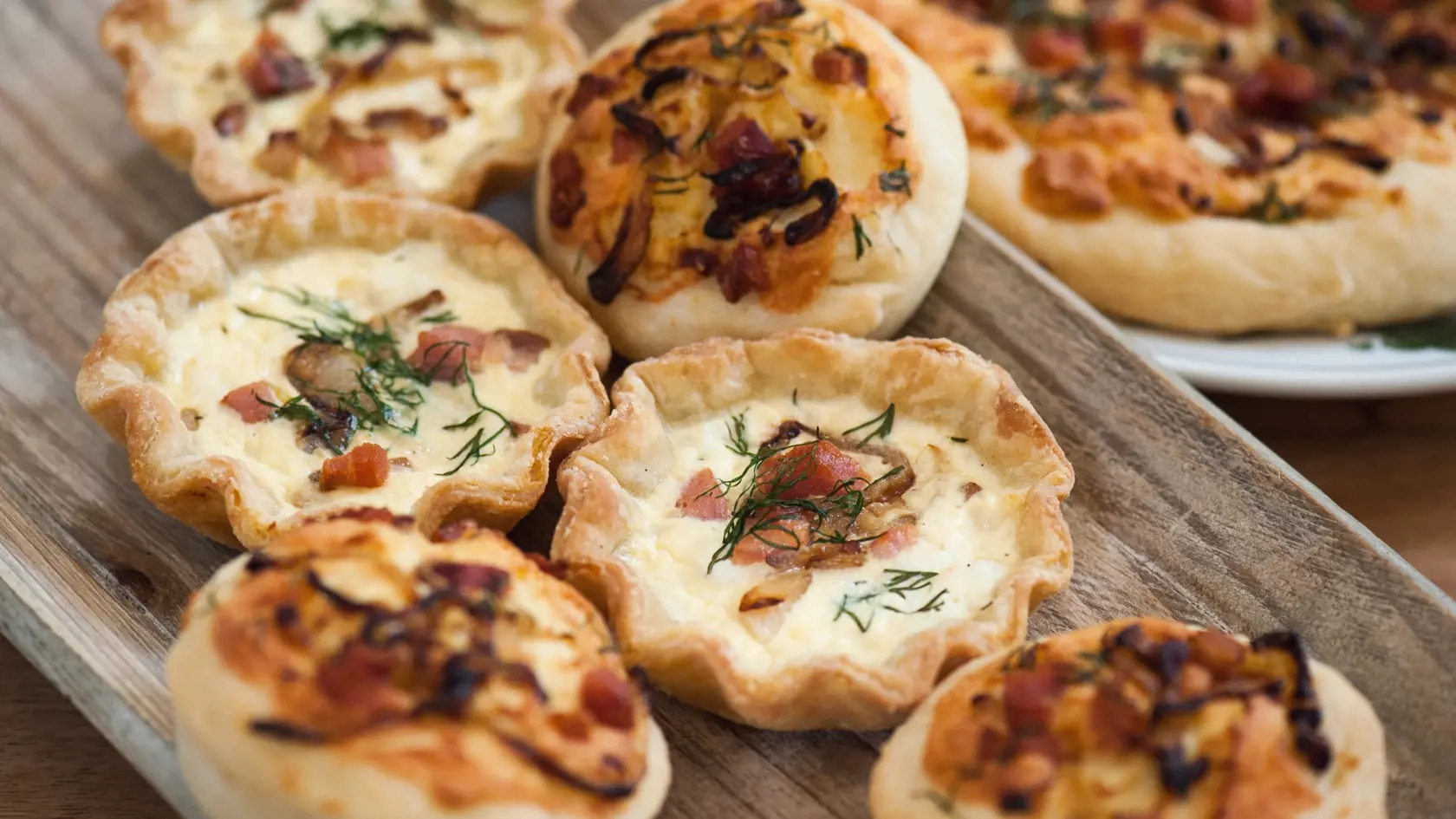 Okrem halušiek. Jozef Riska, šéfkuchár, reštaurácia Zylinder Bratislava.

Bryndzový quiche 
Potrebujeme: 
Na cesto: 500 g hladkej múky, 
250 g masla, 2 vajcia, 1 lyžičku 
soli, 1 lyžičku cukru 
Na plnku: 200 g bryndze,  
250 ml mlieka, 250 ml smotany 
na šľahanie, 4 vajcia,  
150 g cibule na plátky,  
150 g slaniny na kocky, kôpor, 
soľ, korenie podľa chuti 
Ako na to: Sypké ingredien- 
cie na cesto preosejeme, jem- 
ne prstami zapracujeme kocky 
masla. Primiešame vajcia, ces- 
to spojíme. Pozor