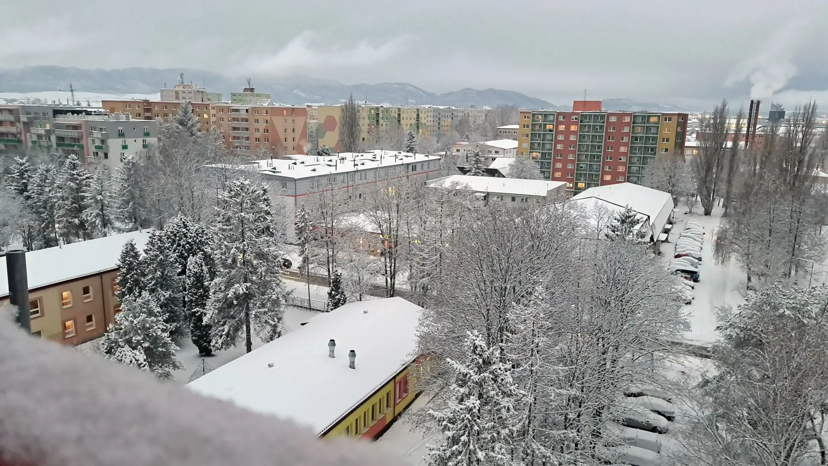 Prvej tohtoročnej snehovej nádielky sa dočkali aj Popradčania. V noci na piatok v meste napadlo niekoľko centimetrov snehu. Na snímke pohľad na zasnežené sídlisko Západ v piatok 22. novembra 2024 v Poprade. FOTO TASR - Adriána Hudecová 