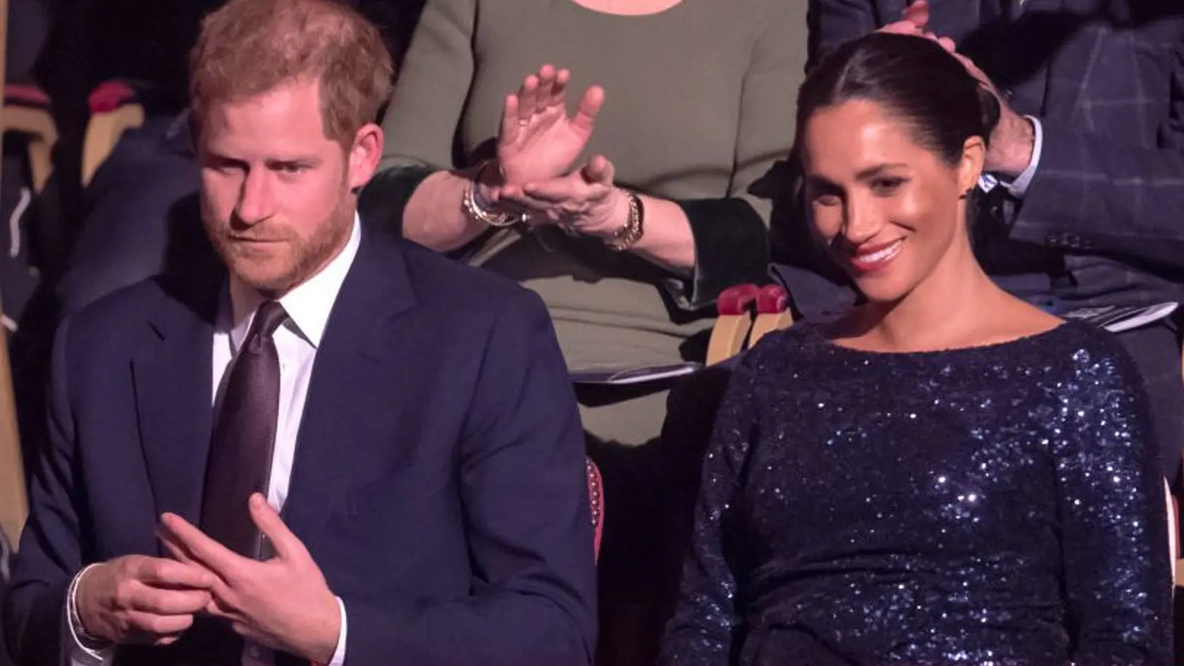 Princ Harry sa netvári veľmi šťastne, zatiaľ čo Meghan žiari. No, aspoň vieme, kto z dvojice si to užíva!