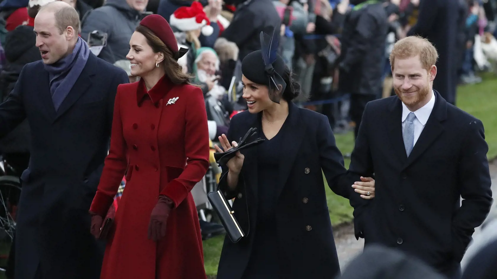 Kate a Meghan išli bok po boku a po celý čas sa tvárili, akoby si v skutočnosti neskákali do vlasov.
