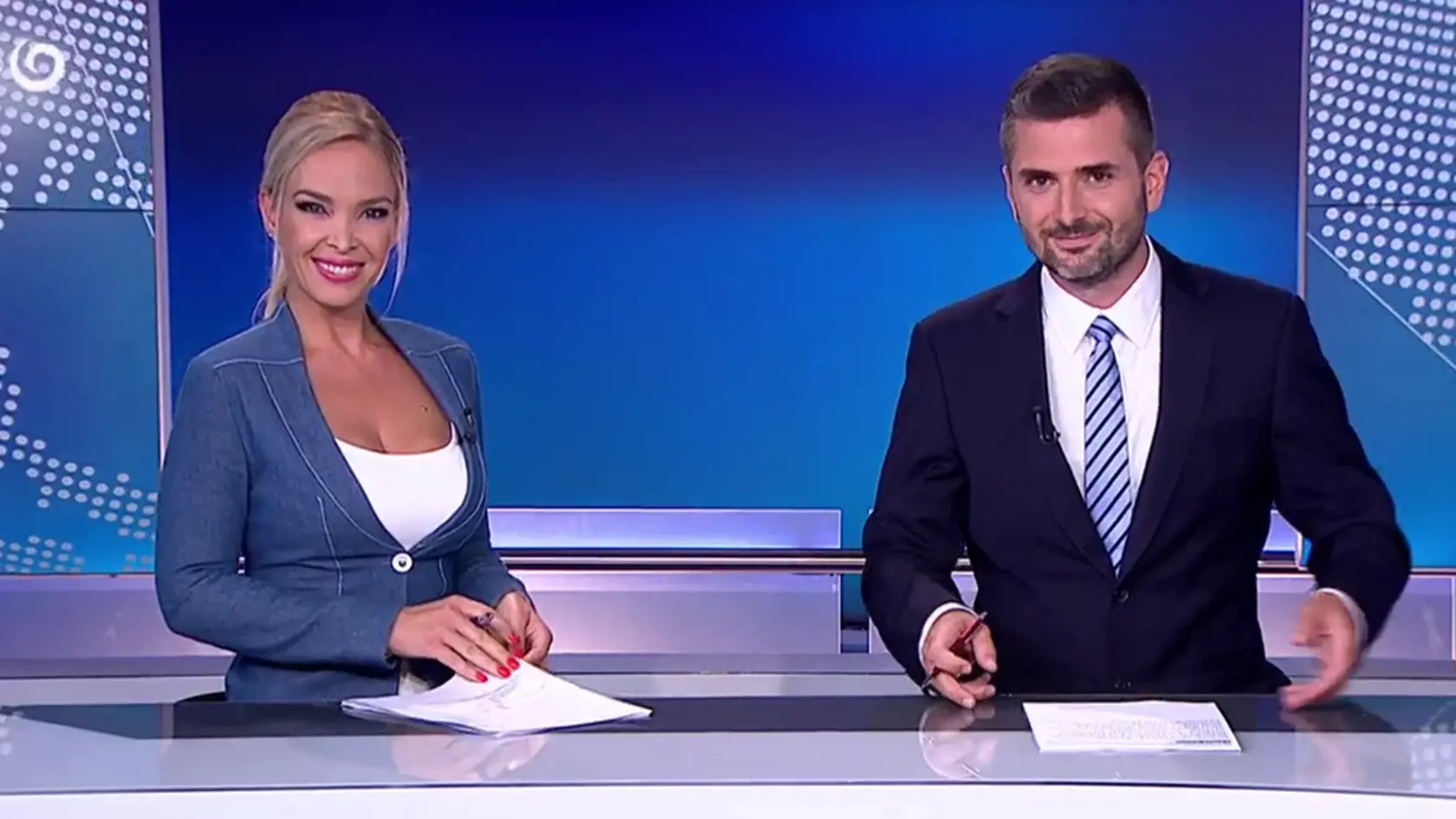 Jojkárski moderátori Lucia Barmošová a Adam Zavřel ukázali, čo majú oblečené od pása nadol počas moderovania.