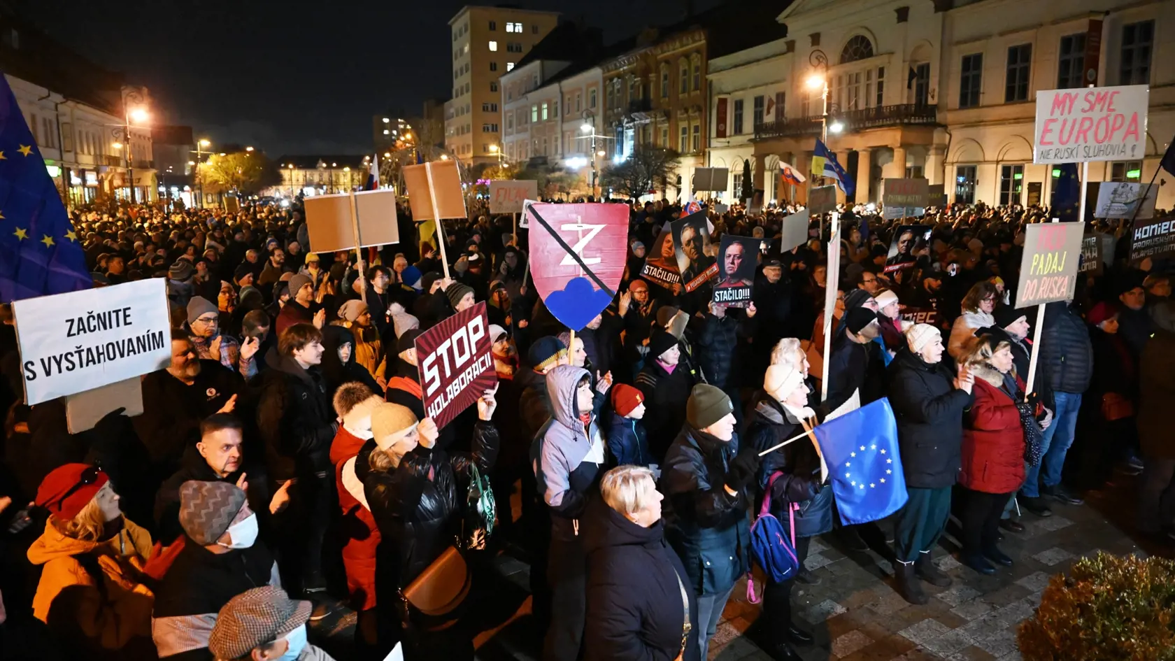 Na snímke účastníci protestu Slovensko je Európa v  Košiciach v piatok 10. januára 2025. V Bratislave, Košiciach, Banskej Bystrici, Poprade, Žiline a ďalších slovenských mestách sa v piatok konali protesty pod názvom Slovensko je Európa. Organizovalo ich občianske združenie Mier Ukrajine v reakcii na kroky vlády a predsedu vlády SR Roberta Fica (Smer-SD). FOTO TASR - František Iván