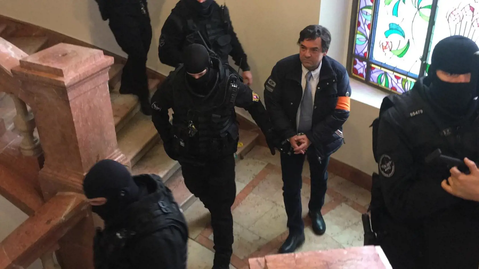 Sudca vyhlásil prestávku. Kočnera odvádzajú v putách. Na otázky novinárov nereagoval.