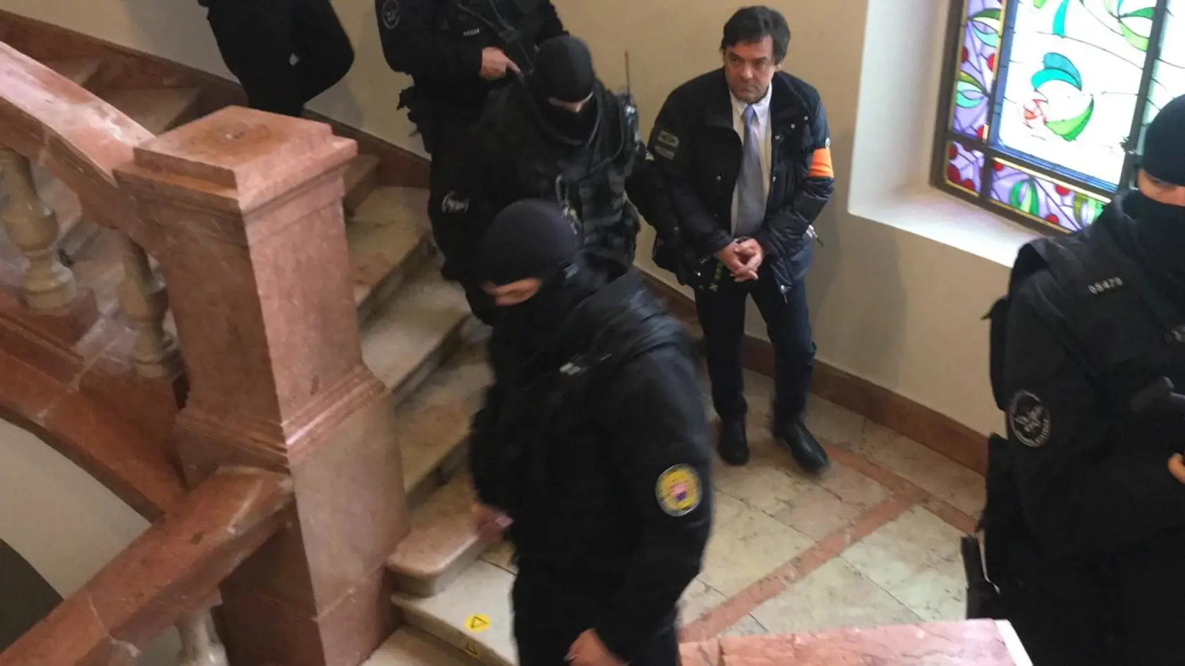 Sudca vyhlásil prestávku. Kočnera odvádzajú v putách. Na otázky novinárov nereagoval.