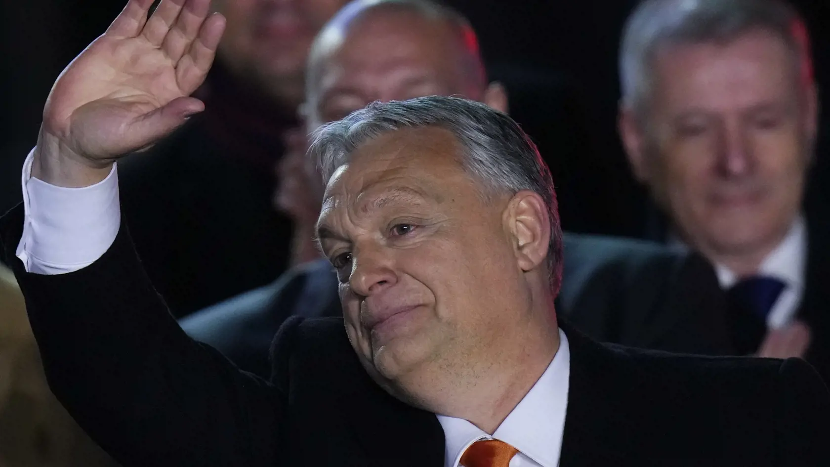 KK118 Budapešť - Maďarský premiér Viktor Orbán zdraví svojich priaznivcov počas volebnej noci po parlamentných voľbách a referende o zákone na ochranu detí , 3. apríla 2022 v Budapešti. Vládny blok strán Fidesz-KDNP maďarského premiéra Viktora Orbána, ktorý je pri moci od roku 2010, porazil v nedeľňajších parlamentných voľbách zoskupenie šiestich opozičných strán v Jednote za Maďarsko, ktorého lídrom je Péter Marki-Zay. FOTO TASR/AP
Hungary's Prime Minister Viktor Orban greets cheering supporter