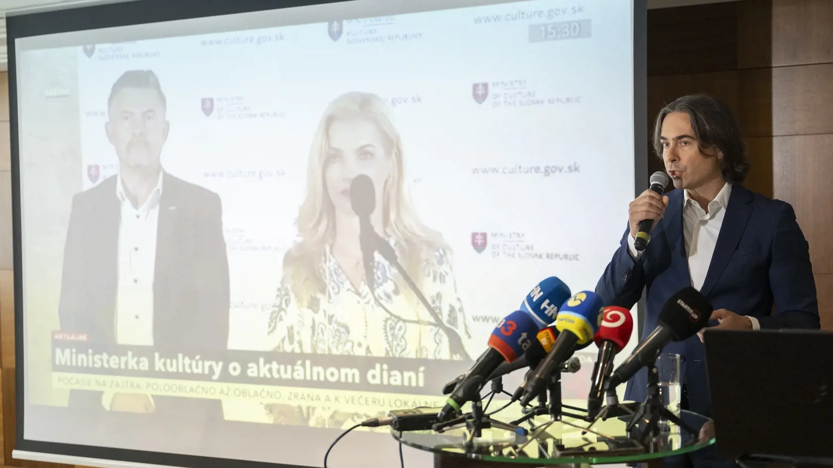 Na snímke bývalý generálny riaditeľ Slovenského národného divadla (SND) Matej Drlička počas tlačovej konferencie v Bratislave v utorok 27. augusta 2024. Na tlačovej konferencii reagoval na nedávne vyjadrenia Ministerstva kultúry SR a informoval o aktuálnom stave rekonštrukcie historickej budovy SND. FOTO TASR - Martin Baumann