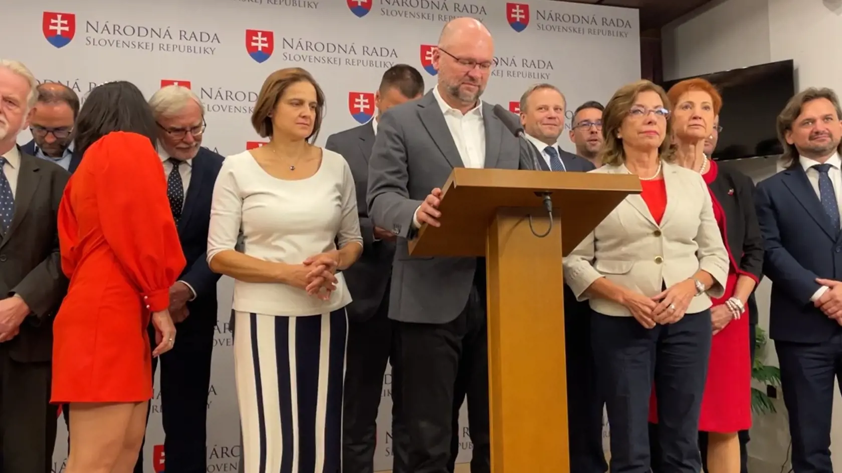 Na brífingu liberálov pútala pozornosť šéfka zdravotníckeho výboru Jana Bittó Cigániková (38), ktorá sa aj napriek chladnému septembru objavila v sexi červených minišatách s objemnými rukávmi. Keď sa naklonila a niečo pošepkala kolegovi, takmer jej bolo vidno pod sukňu!