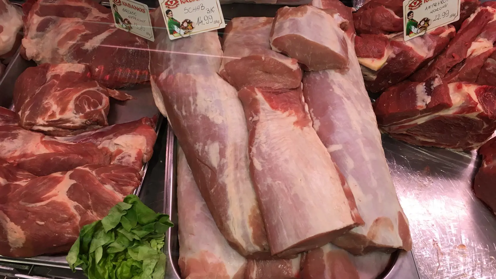 Mäso v poľskom obchode len kúsok od trhu. Označené nebolo žiadnou etikou, len uvedením názvu mäsa a cena