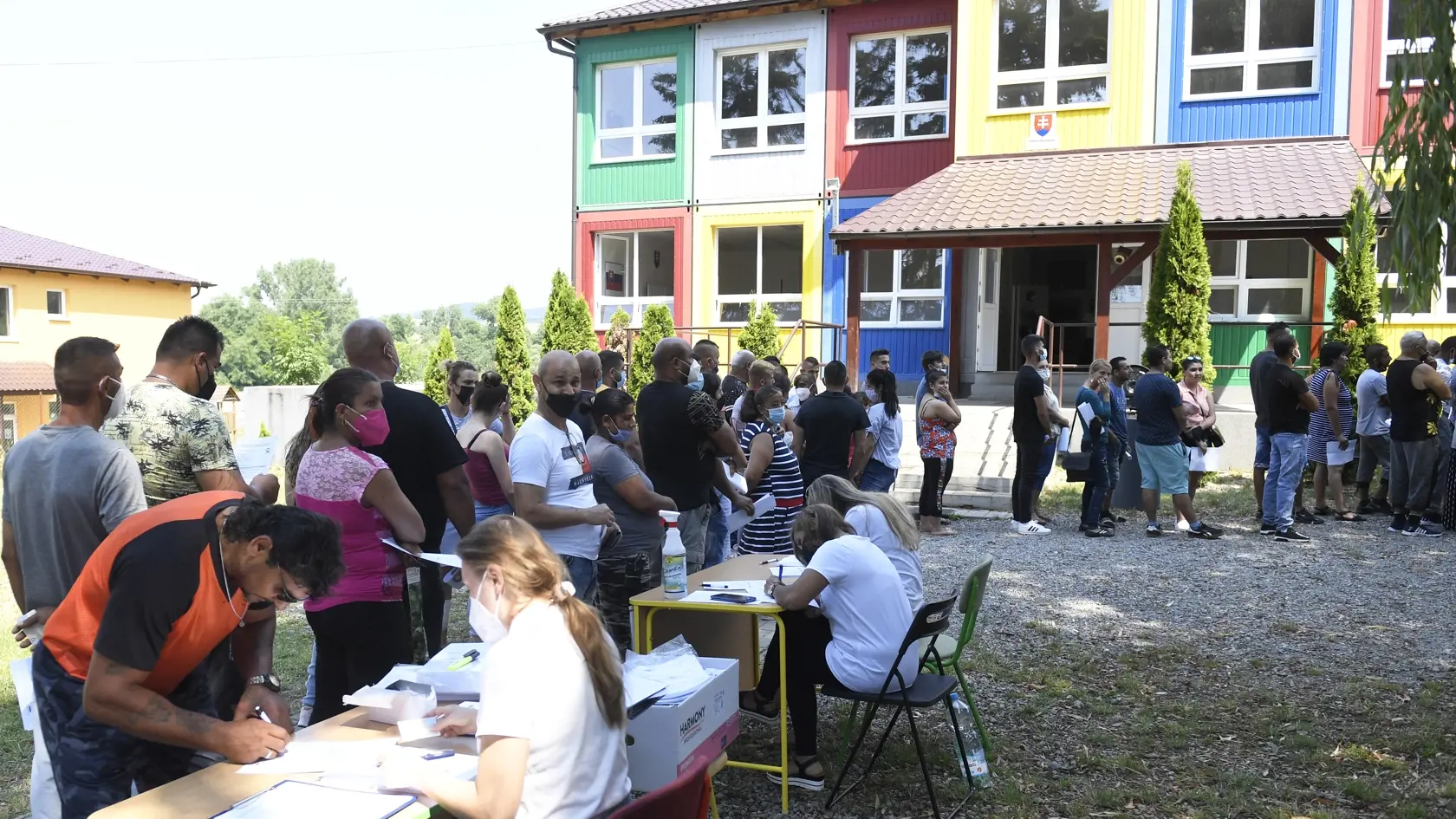Na snímke pilotný projekt mobilného očkovania v teréne pod záštitou Ministerstva školstva, vedy, výskumu a športu (MŠVVŠ) SR v obci Kecerovce, v okrese Košice-okolie v priestoroch základnej školy 12. júla 2021. Ministerstvo robí maximum pre to, aby školy mohli ostať otvorené celý budúci školský rok.  FOTO TASR – František Iván