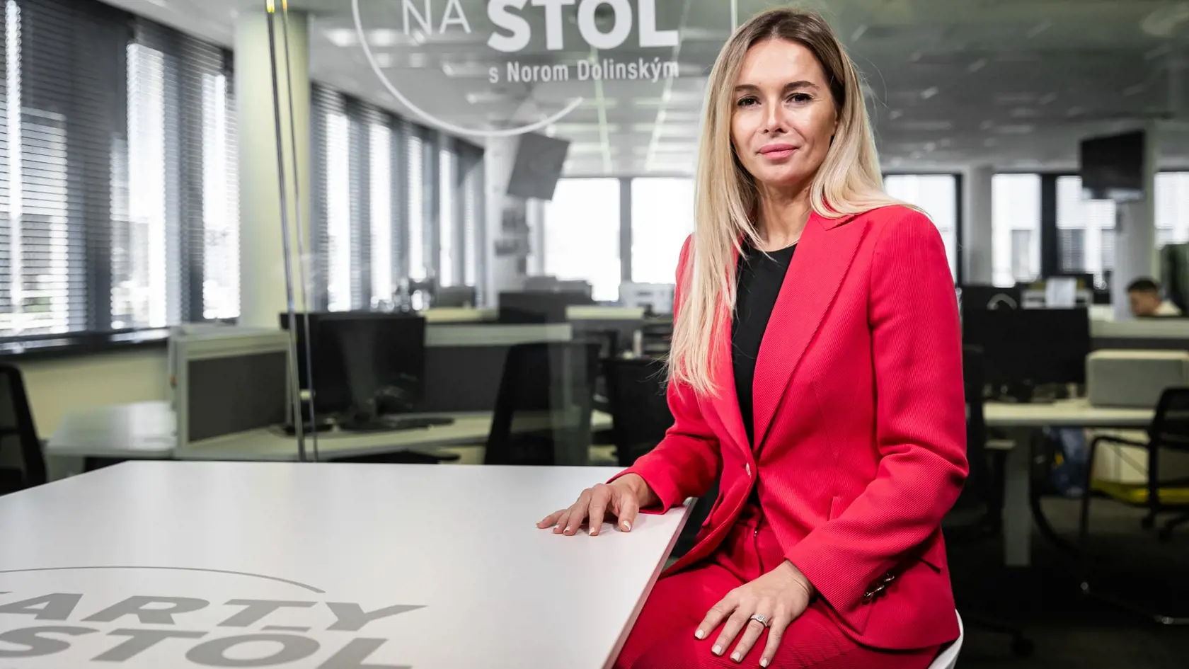 Splnomocnenkyňa vlády SR pre rozvoj občianskej spoločnosti Simona Zacharová v štúdiu Plus JEDEN DEŇ počas nakrúcania relácie Karty na stôl. V úrade je od marca tohto roka. Je expertkou na diplomaciu, biznis a bezpečnosť.