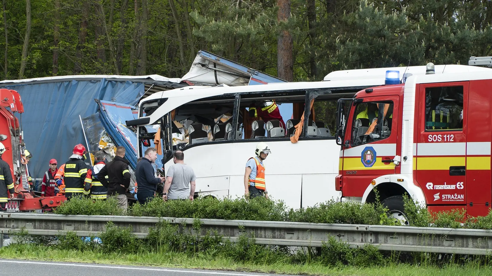Dopravná nehoda, ktorá sa v pondelok predpoludním stala na diaľnici D2 v smere do Kútov, si vyžiadala jednu obeť, 59 osôb utrpelo zranenia rôzneho rozsahu.