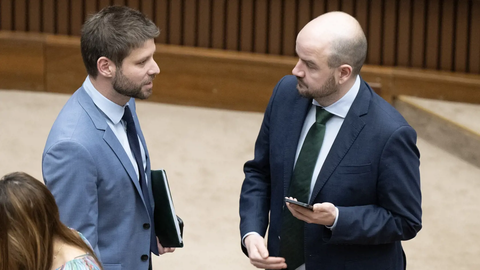Na snímke zľava poslanci NR SR Michal Šimečka  a Martin Dubéci (obaja Progresívne Slovensko) počas mimoriadnej schôdze k opozičnému návrhu na vyslovenie nedôvery vláde SR  21. januára 2025 v Bratislave.  FOTO TASR - Pavel Neubauer