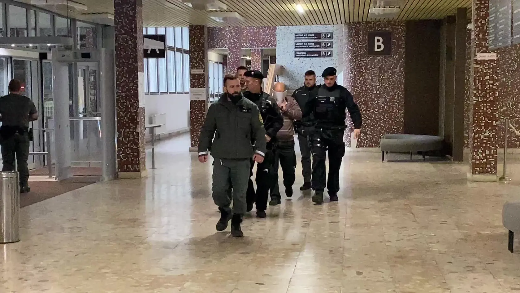 Policajta Mareka z Košíc obvineného zo zabitia takto priviedli pred sudcu