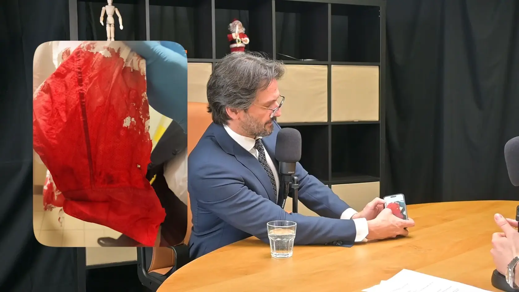 Zábery z rozhovoru s Robertom Kaliňákom, počas ktorého ukázal fotografie rozstrieľaného saka a krvavej košele Roberta Fica.