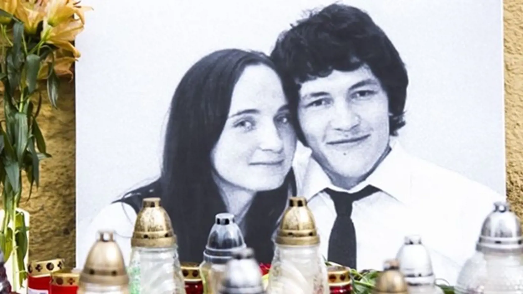 Celým Slovenskom otriasla vražda novinára Jána Kuciaka (†27) a jeho snúbenice Martiny Kušnírove (†27). Vrah ich popravil 21. februára 2018 v ich rodinnom dome vo Veľkej Mači ranami z pištole. Strelca aj sprostredkovateľov polícia pochytala o pol roka neskôr, objednávateľa polícia zatiaľ neoznačila, mnohí z nej podozrievajú kontroverzného podnikateľa Mariána Kočnera, o ktorom Kuciak písal.