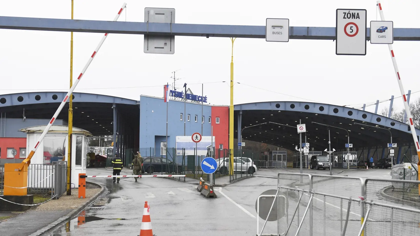 V prípade použitia tohto hraničného priechodu treba počítať s časovou rezervou a čakacou lehotou na vybavenie.