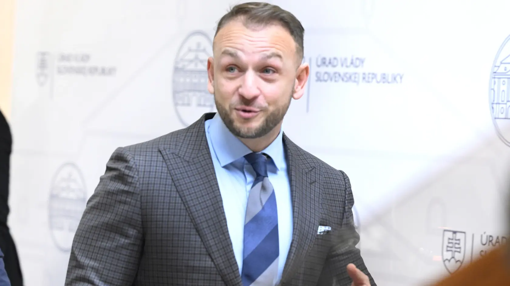 Aktuálne nie je evidované podozrenie na rozšírenie slintačky do ďalších ohnísk. Po nedeľnom zasadnutí Ústredného krízového štábu o tom informoval minister vnútra Matúš Šutaj Eštok (Hlas-SD). Za prioritu považuje zabrániť prípadnému rozšíreniu nákazy.