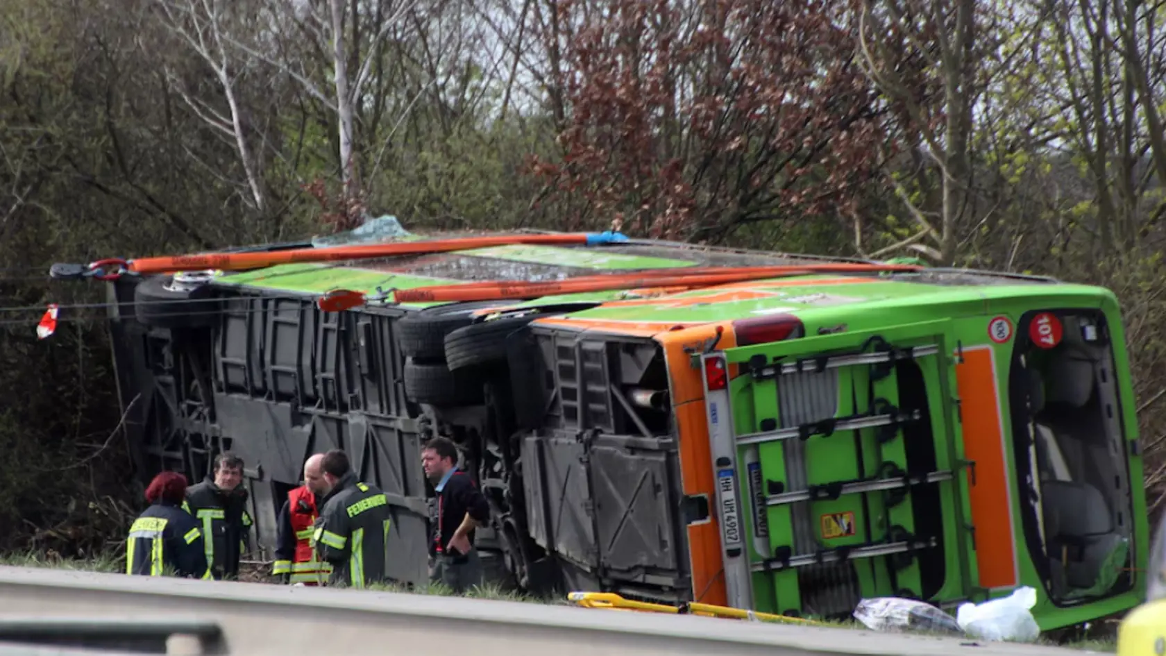 Na diaľnici pri Lipsku sa prevrátil autobus so slovenským šoférom, štyria ľudia prišli o život