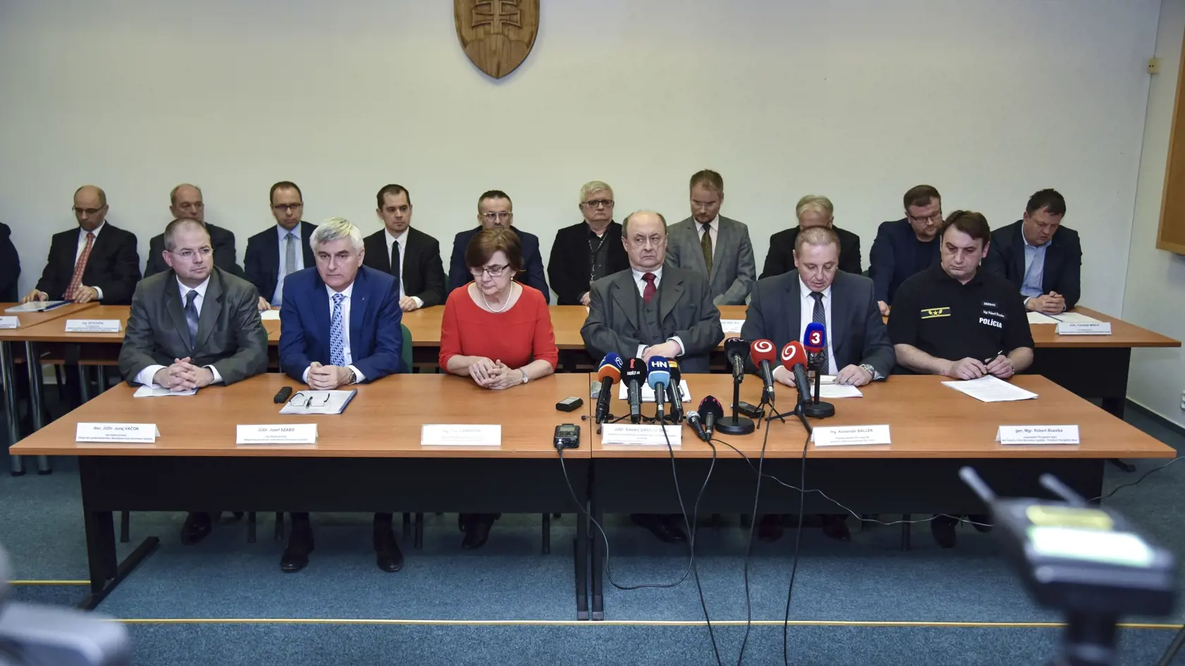 Na snímke zľava člen štátnej komisie delegovaný predsedníčkou Najvyššieho súdu SR Juraj Vačok, člen štátnej komisie delegovaný generálnym prokurátorom SR Jozef Szabó, zapisovateľka Štátnej komisie pre voľby a kontrolu financovania politických strán Eva Chmelová, predseda Štátnej komisie pre voľby a kontrolu financovania politických strán Eduard Bárány, predseda Štatistického úradu SR Alexander Ballek, viceprezident Policajného zboru Róbert Bozalka počas tlačovej konferencie.