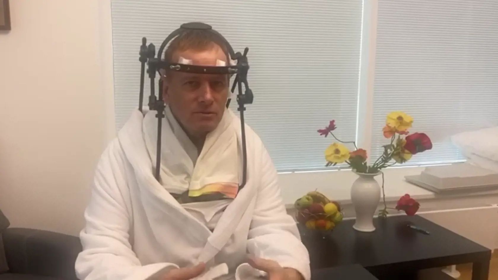 Boris Kollár sa po 20 dňoch v nemocnici konečne môže posadiť.