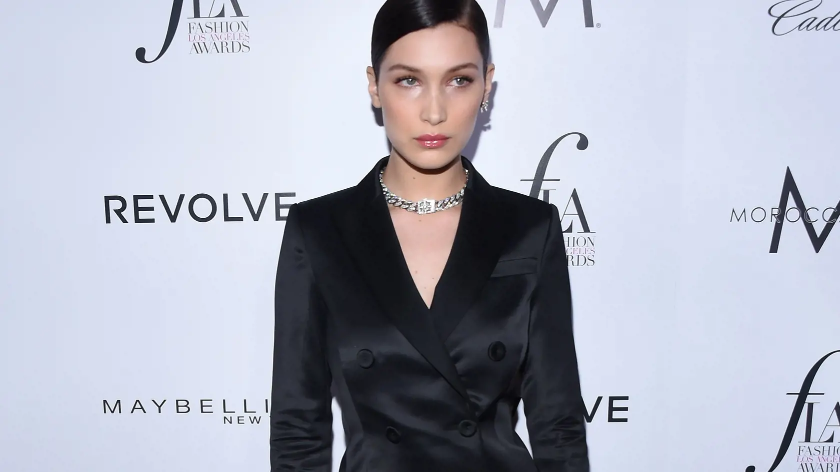 Bella Hadid v tuxedo Moschino