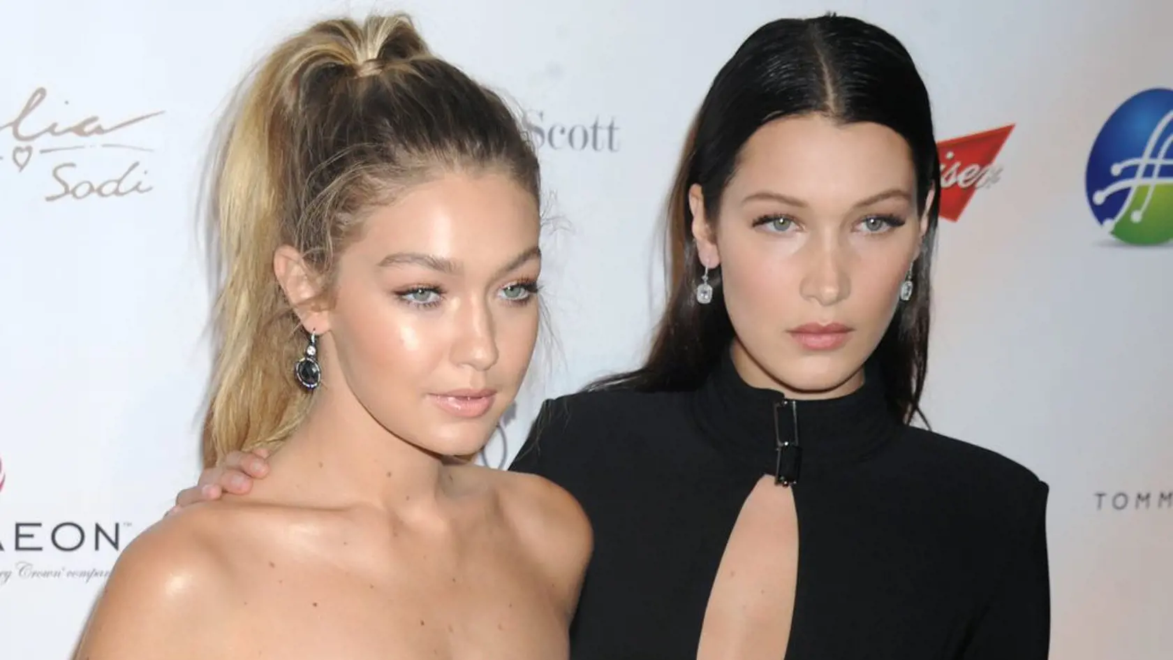 Gigi Hadid a jej sestra Bella sú mometálne v kurze