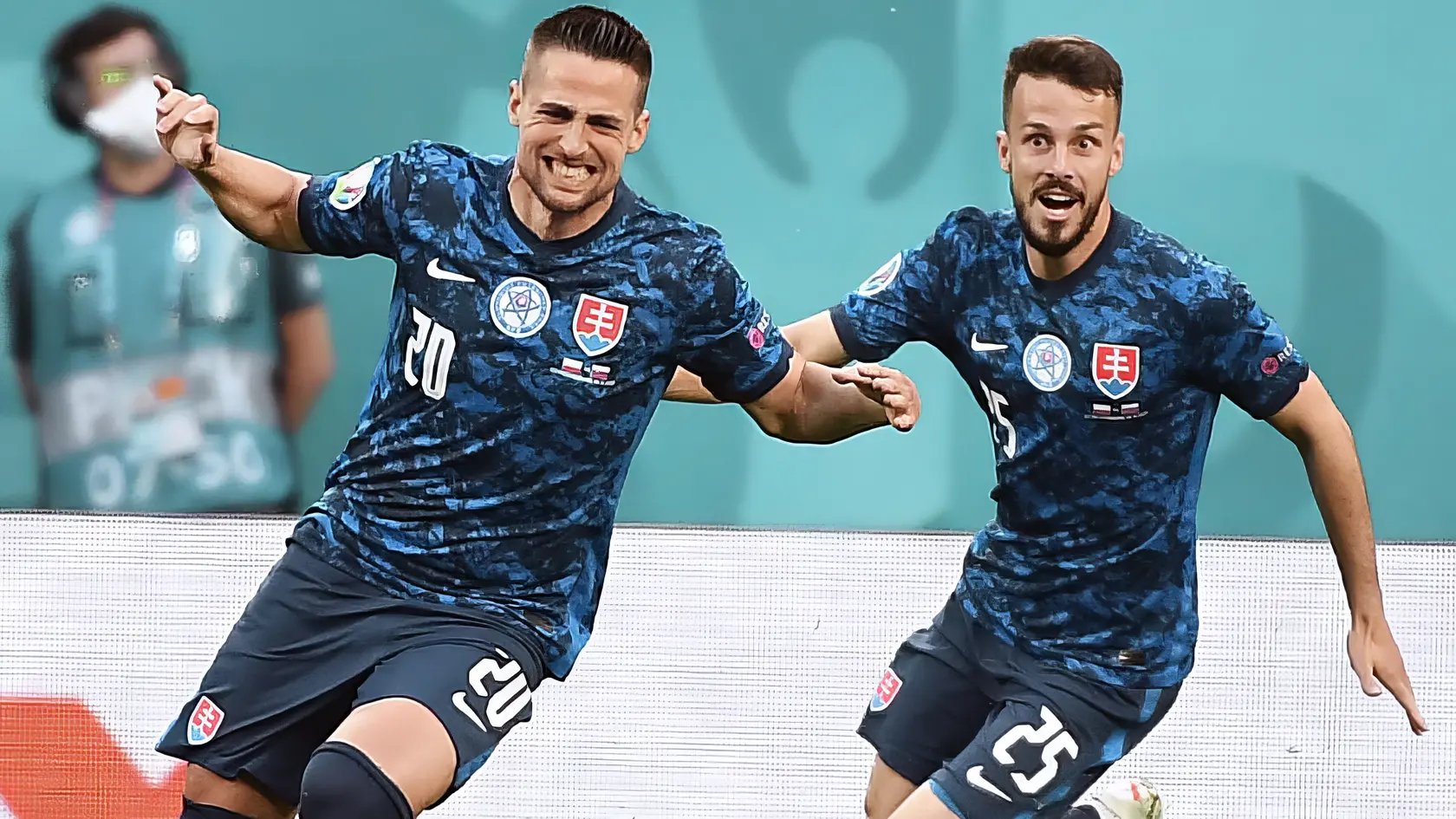Na snímke vľavo slovenský reprezentant Róbert Mak oslavuje svoj úvodný gól, vpravo jeho spoluhráč Jakub Hromada v zápase E-skupiny na majstrovstvách Európy vo futbale Poľsko - Slovensko 14. júna 2021 v ruskom Petrohrade. FOTO TASR - Martin Baumann