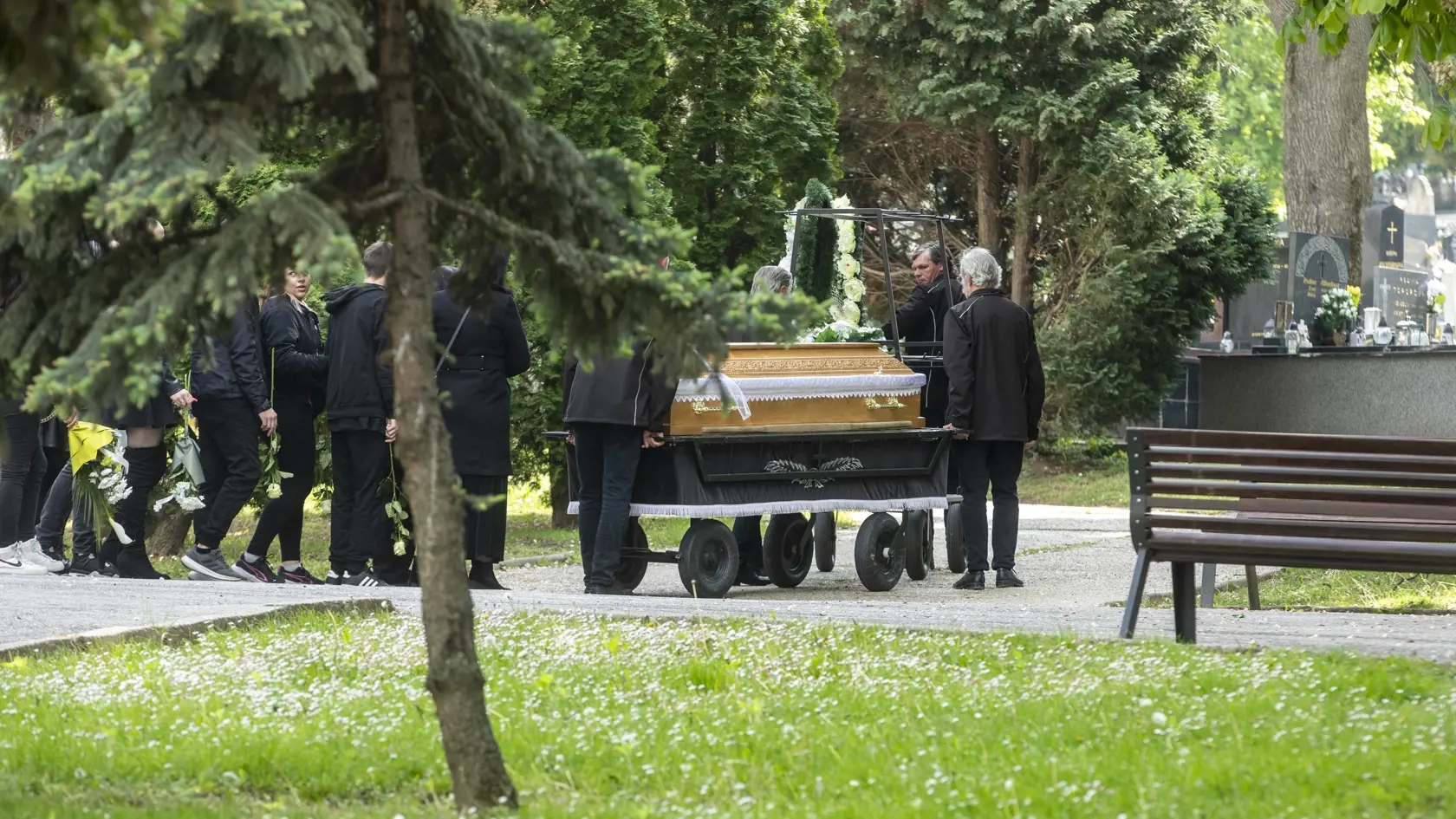 Na snímke je pohreb 19 ročného Samuela z vraždy ktorého je obvinený jeho otec. Pohreb sa konal v Hlohovci.