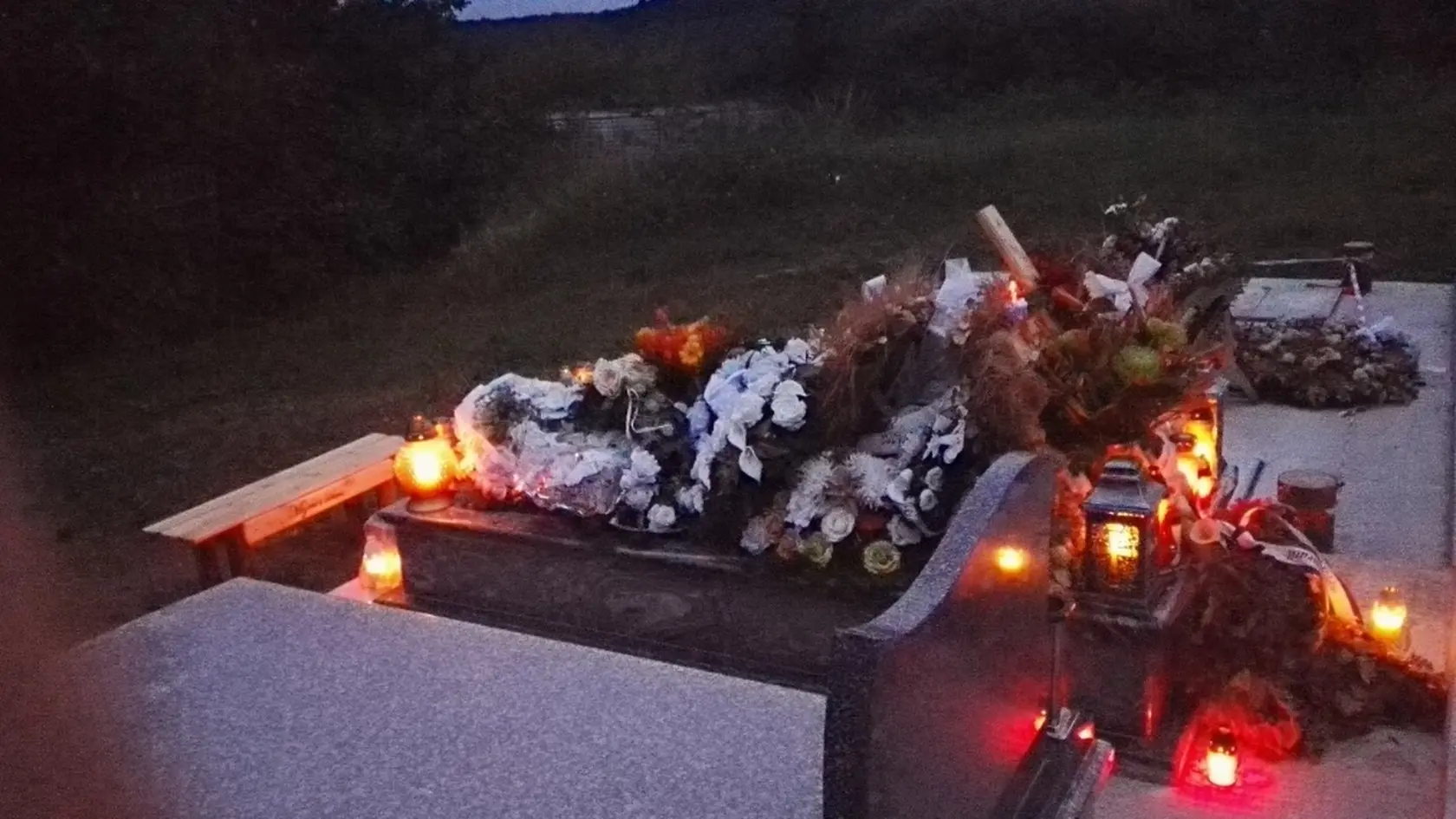 Hrob tragicky zosnulého posunovača Mária Nagya (†31) z Košíc je stále zaplavený kvetmi a kahancami s horiacimi sviečkami. Na jednom z nich je podobizeň nebohého.