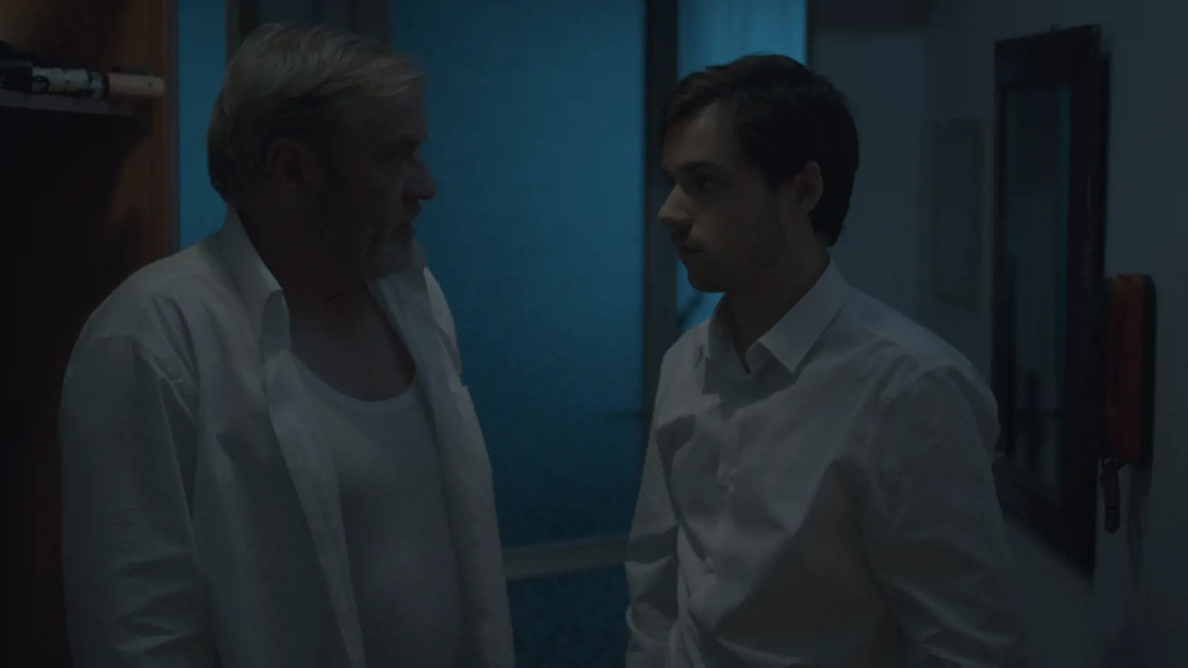 Inšpiráciou pre film Ostrým nožom bol prípad z roku 2005, keď na dunajskom nábreží v Bratislave zavraždila skupina neonacistov vysokoškolského študenta.