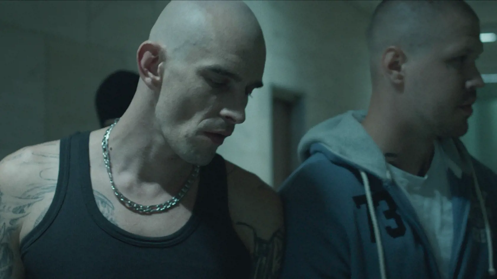 Inšpiráciou pre film Ostrým nožom bol prípad z roku 2005, keď na dunajskom nábreží v Bratislave zavraždila skupina neonacistov vysokoškolského študenta.
