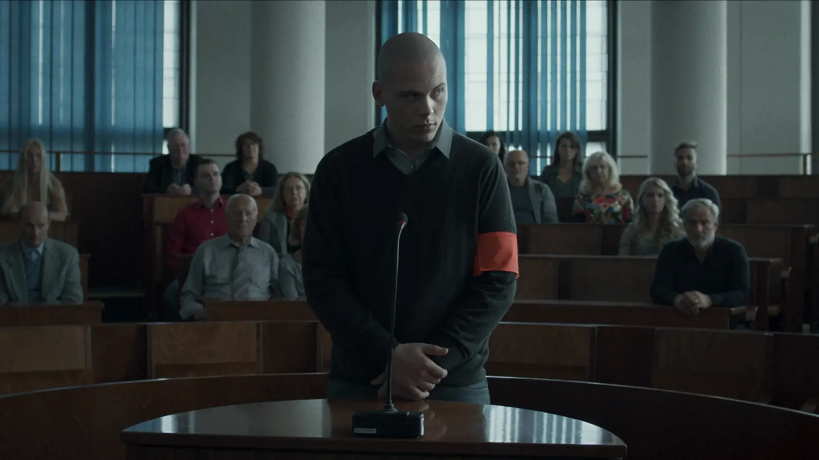 Inšpiráciou pre film Ostrým nožom bol prípad z roku 2005, keď na dunajskom nábreží v Bratislave zavraždila skupina neonacistov vysokoškolského študenta.