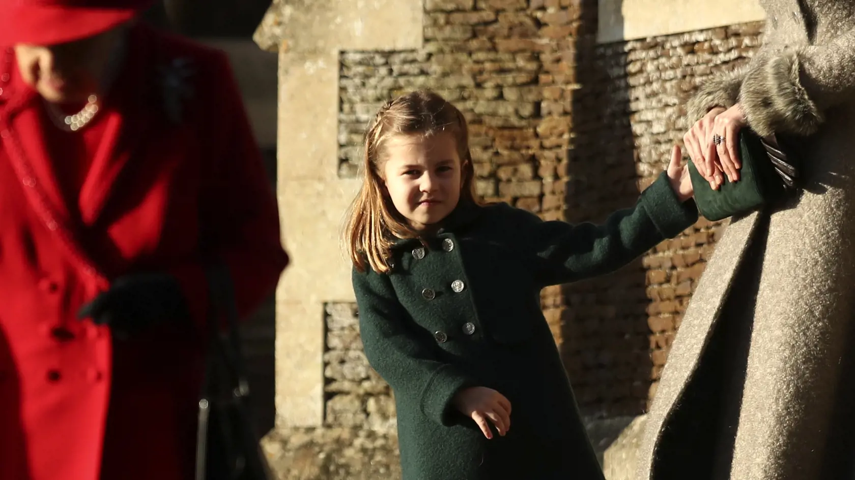 Veľká premiéra kráľovských súrodencov: Charlotte a George sa chopili vianočných povinnosti. Po vianočnej bohoslužbe zdravili verejnost.