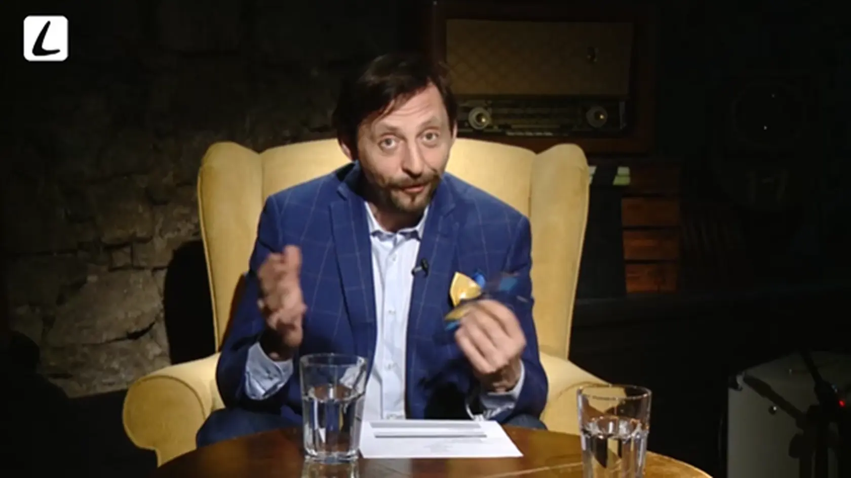 Lukáš Latinák v jeho relácii Pod javiskom na TV Lux.