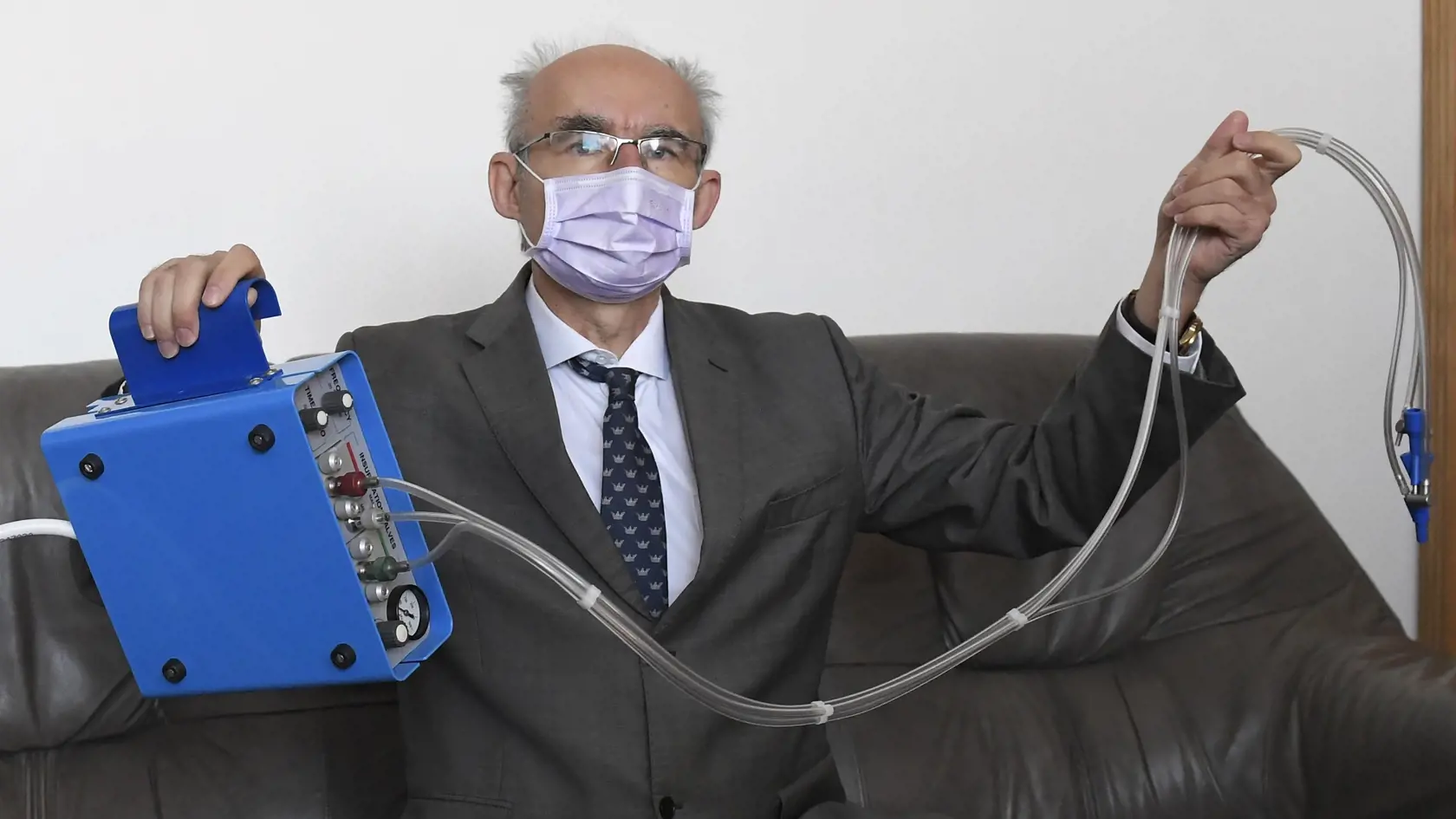 Brífing Lekárskej fakulty Univerzity Pavla Jozefa Šafárika (UPJŠ) v Košiciach na tému vývoj prevratnej umelej pľúcnej ventilácie PMLV navrhnutej skupinou lekárov a vedcov pre výskum pokročilých metód umelej pľúcnej ventilácie na Lekárskej fakulte UPJŠ v spolupráci s vývojármi z Chirany-Medical a.s. Stará Turá, ktorá posúva hranice možností pľúcnej ventilácie u kriticky chorých pacientov. Na snímke prednosta Ústavu lekárskej fyziológie UPJŠ LF, garant projektu DSV VYMUVEP na UPJŠ LF Výskum pokroč