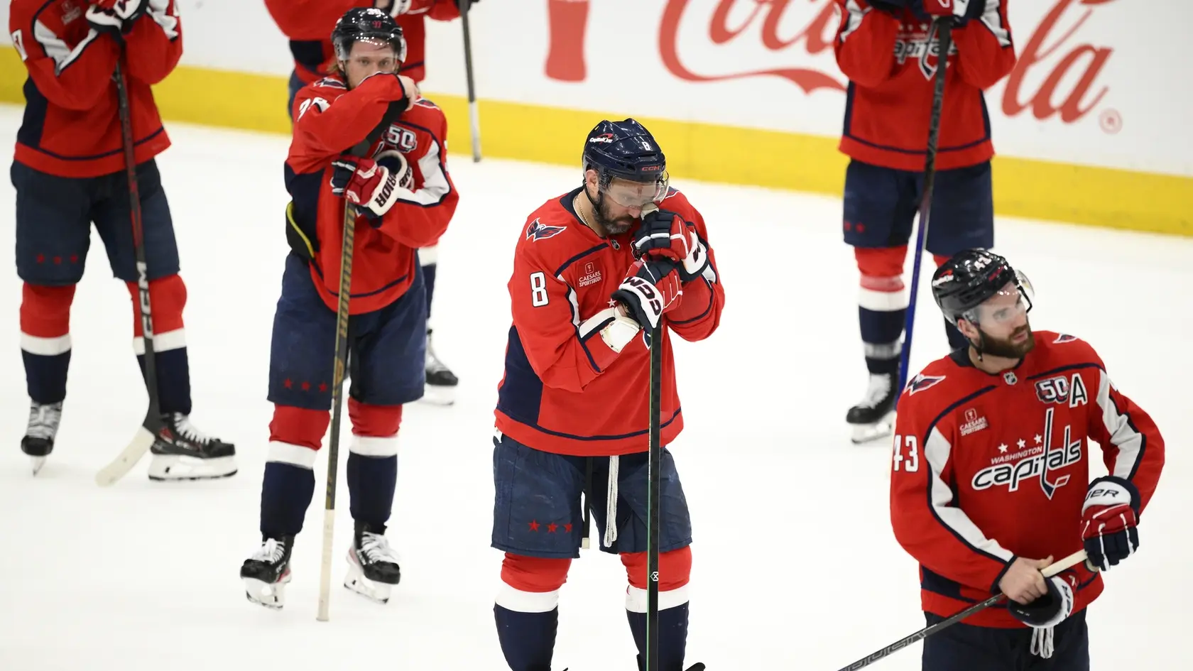 Kapitán Washingtonu Alex Ovečkin (8) a jeho spoluhráči reagujú po piatom zápase semifinále play off Východnej konferencie zámorskej NHL.