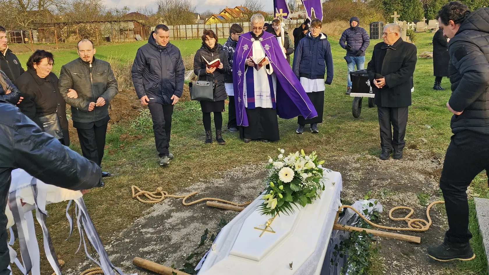 Tínedžera pochovali v bielej truhle.