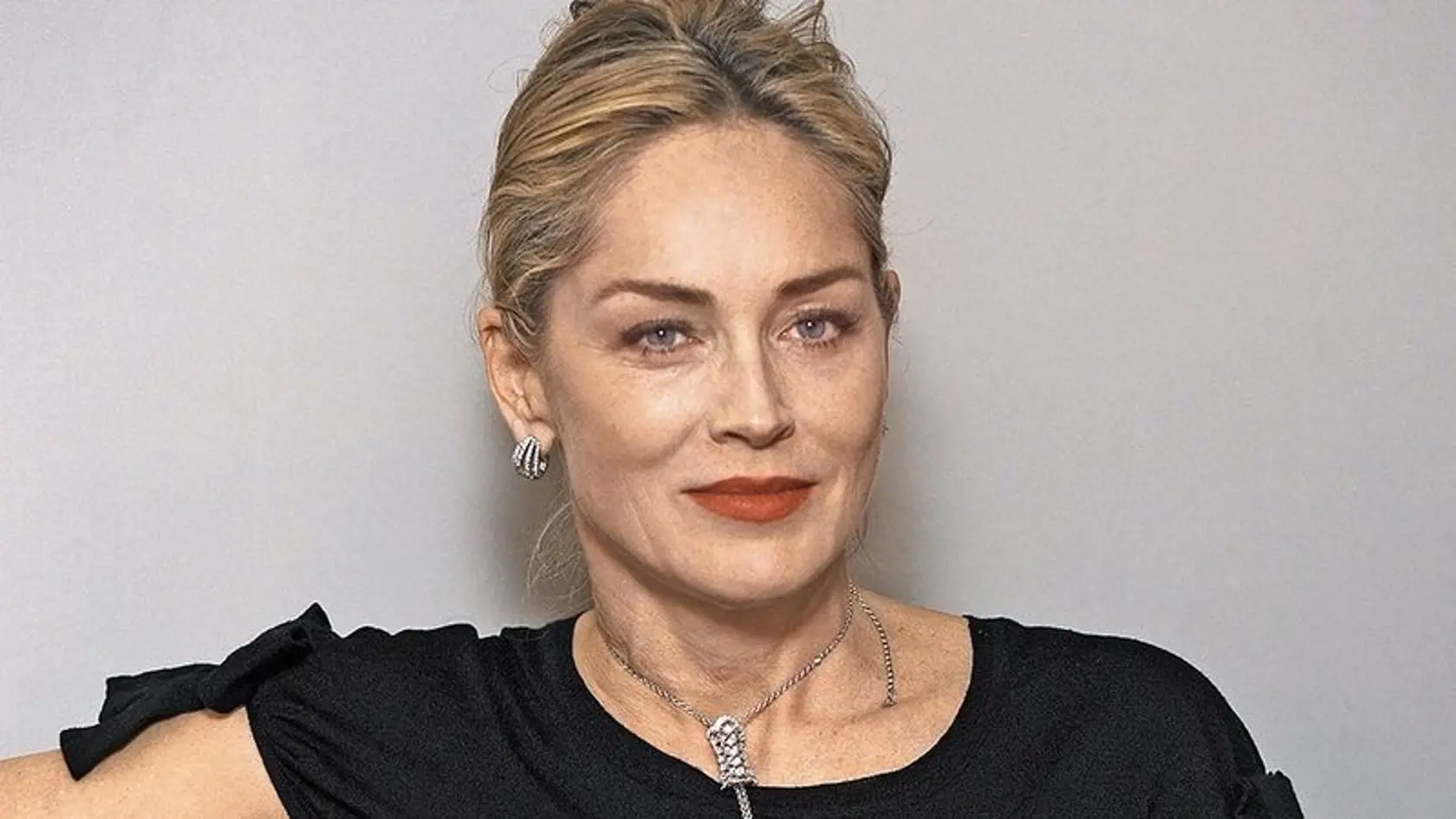 Sharon Stone skolil záchvat migrény počas módneho týždňa v Miláne.