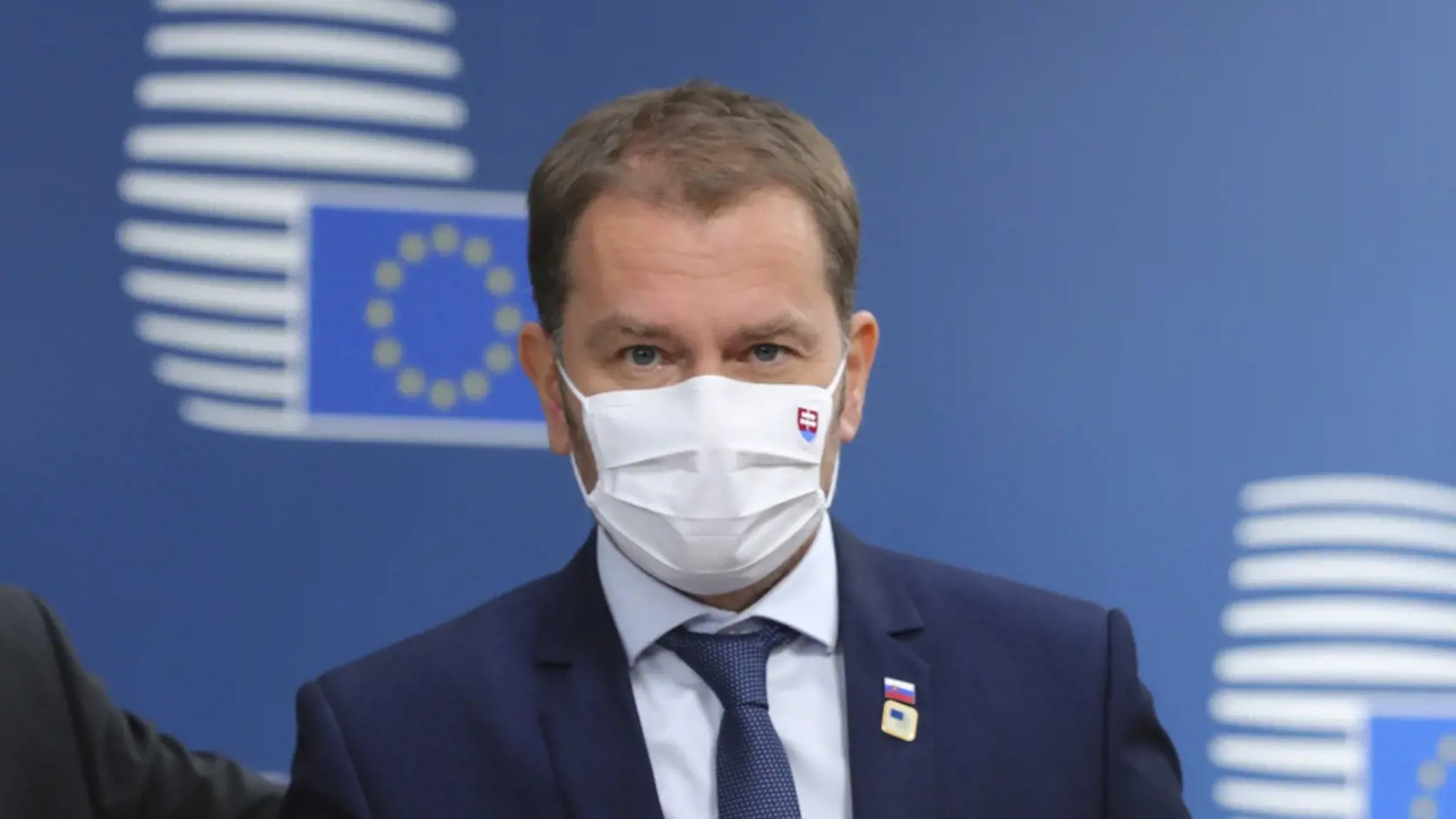 Premiér SR Igor Matovič prichádza na summit EÚ v sídle Európskej rady v Bruseli 15. októbra 2020. Lídri členských štátov Európskej únie, ktorí sa vo štvrtok poobede stretnú v Bruseli na dvojdňovom zasadnutí Európskej rady, sú odhodlaní vyjadriť svoju jednotu a rozhodnosť v otázke budúcich vzťahov so Spojeným kráľovstvom po brexite. Popri otázkach spojených s bojom proti klimatickým zmenám a koronakríze, to bude jedna zo zásadných tém summitu EÚ.