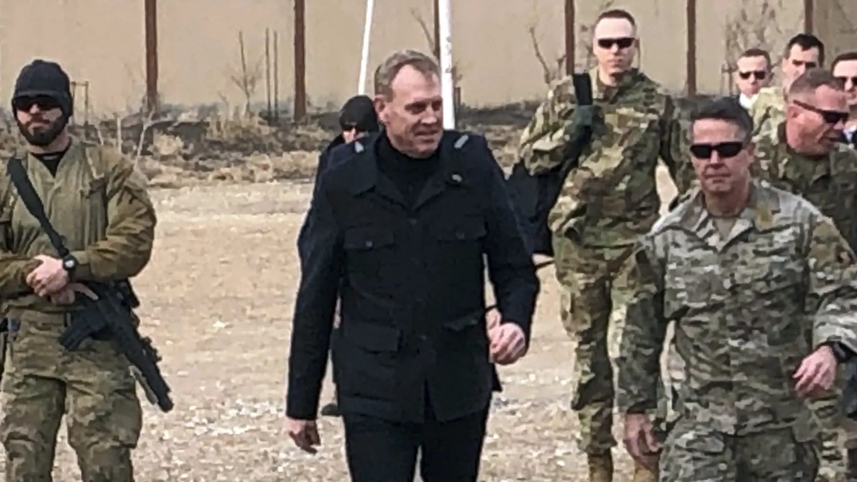 Úradujúci americký minister obrany Pat Shanahan (uprostred) prichádza do Kábulu 11. februára 2019. 
