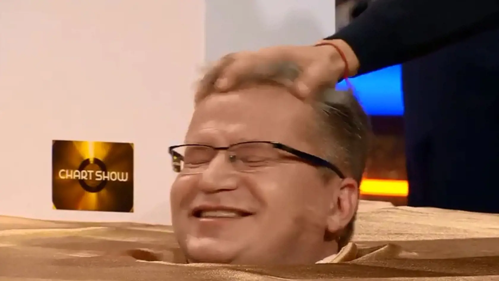 Po bozkávacom akte sa Juraj zmohol iba na takýto úsmev. Čo iné mu v tej chvíli zostávalo...