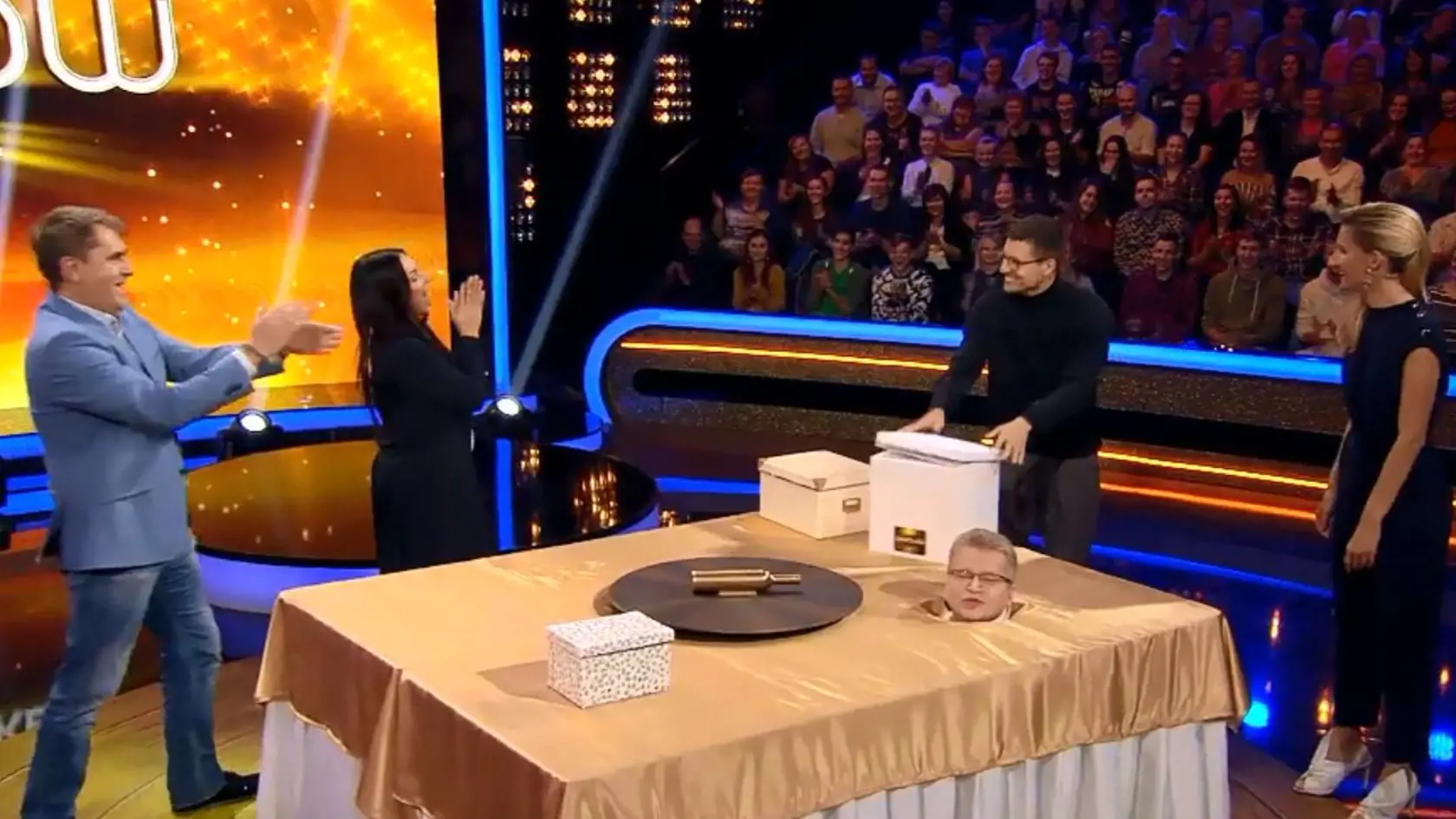 Keď Loj odkryl krabicu zo stola, objavila sa pod ňou Čurného hlava a všetci sa začali totálne smiať. 